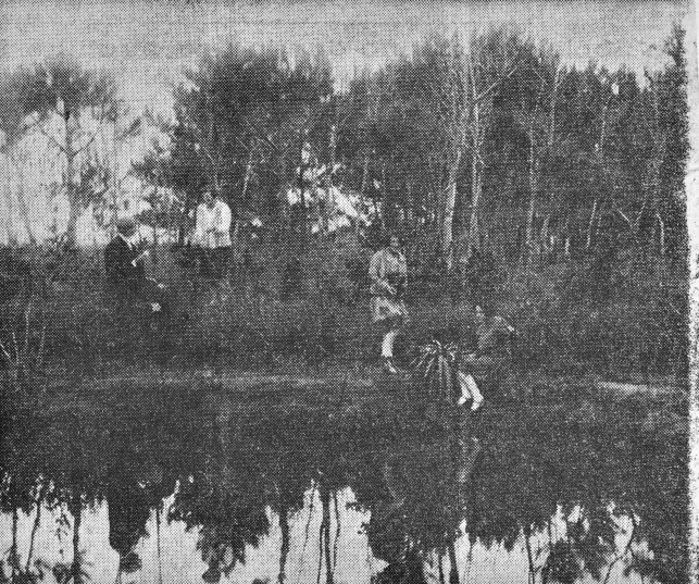 Vittorio Belli (a sinistra) presso il laghetto e sullo sfondo la pineta di Igea Marina - L'Avvenire d'Italia 19 luglio 1960