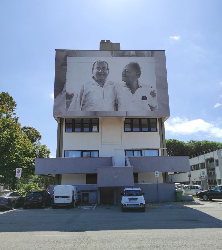 Il murale sulla facciata del Municipio di Bellaria Igea Marina.
