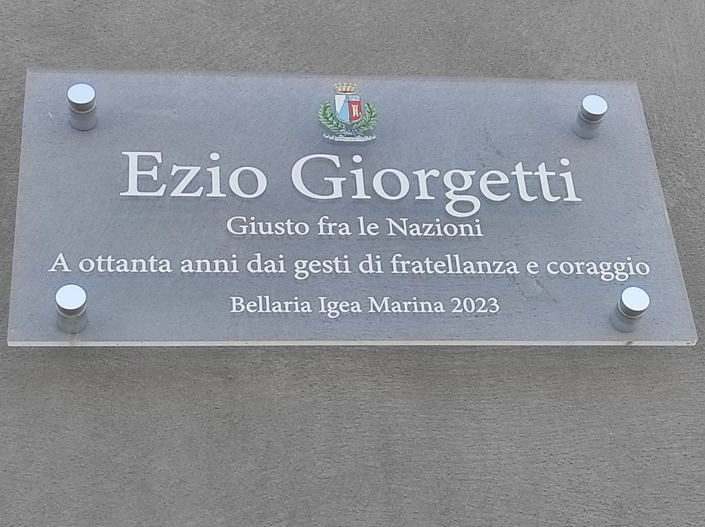 La targa commemorativa affissa dall'Amministrazione comunale sotto il murale.