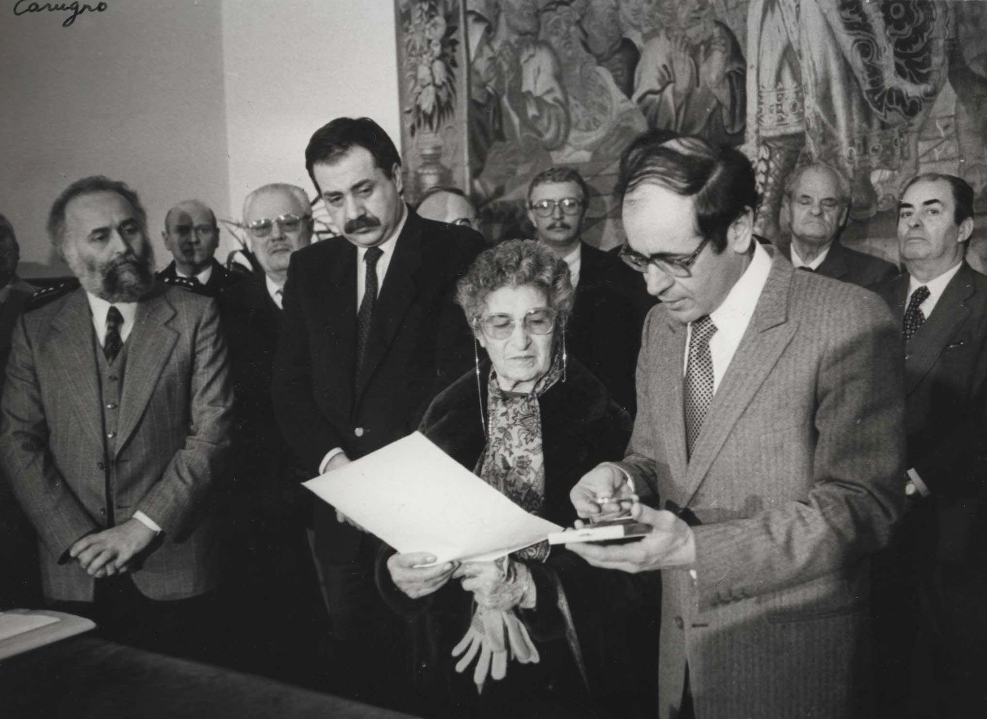 1985 - La vedova di Osman Carugno riceve la Medaglia di Giusto, Palazzo dell'Arengo a Rimini.