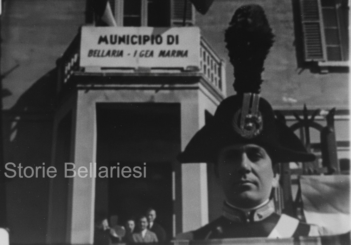 In questa foto, scattata il 28 febbraio 1956, la solennità di un carabiniere in alta uniforme davanti alla sede del nuovo Comune di Bellaria Igea Marina, oggi la biblioteca Alfredo Panzini, in viale Paolo Guidi.