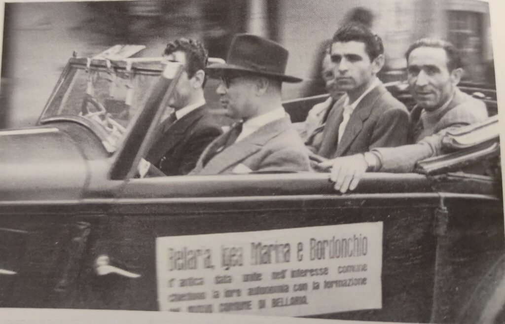 Una manifestazione organizzata dal comitato promotore,
nei primi anni '50, Nel portello appare la scritta: "Bellaria, Igea Marina e Bordonchio d'antica data unite nell'interesse comune chiedono la loro autonomia con la formazione del nuovo Comune di Bellaria".
