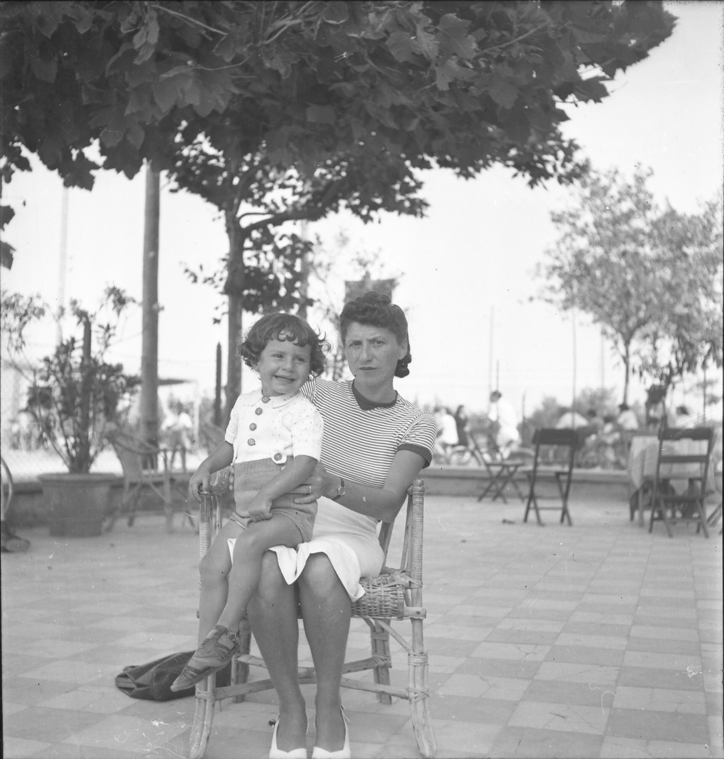 La moglie di Guareschi, Ennia Pallini, e il figlio Alberto all'hotel Nettuno di Igea Marina
