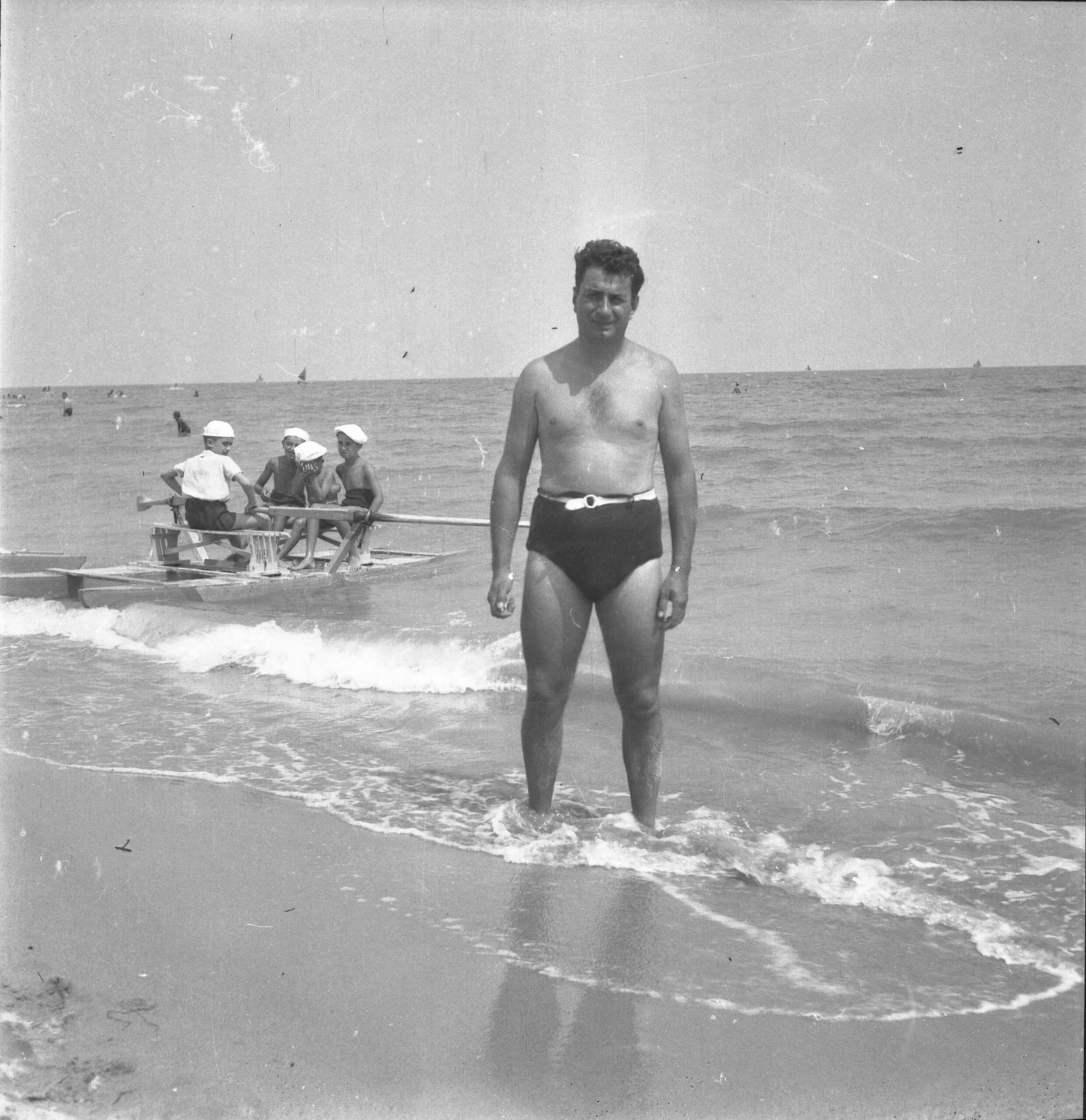 autoscatto di Giovannino Guareschi a Igea Marina, 1942