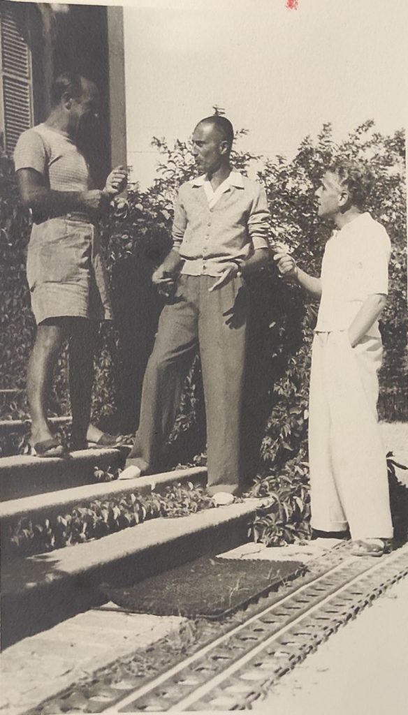 Guido Valducci, Indro Montanelli e Piero Panzini (figlio di Alfredo Panzini) davanti a Villa Valducci - 1947