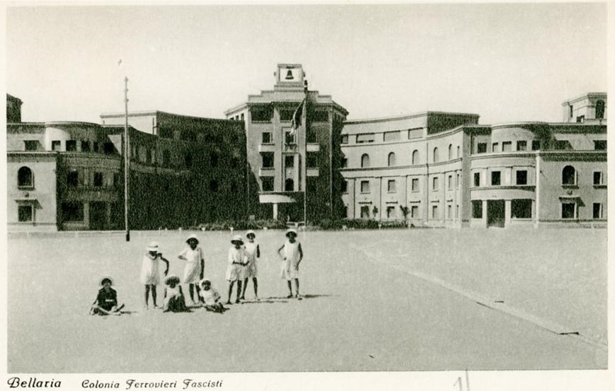 Colonia Roma - Cartolina degli anni trenta, notare la campana sulla sommità dell'edificio - Album di Bellaria Igea Marina