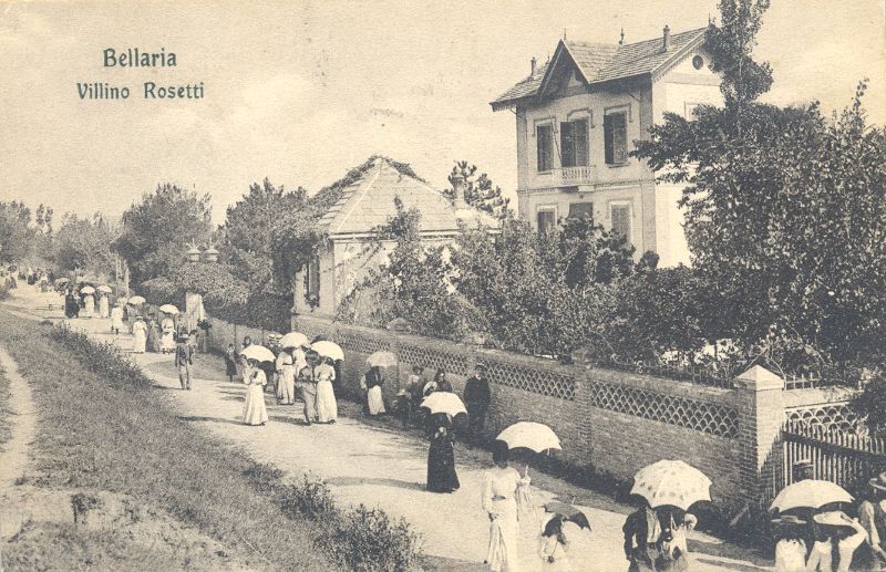 il villino Rosetti e le persone di ritorno dalla messa
