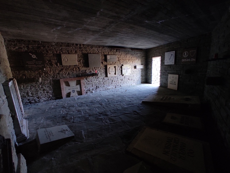interno della cripta "Cervia" al Cimitero Germanico della Futa