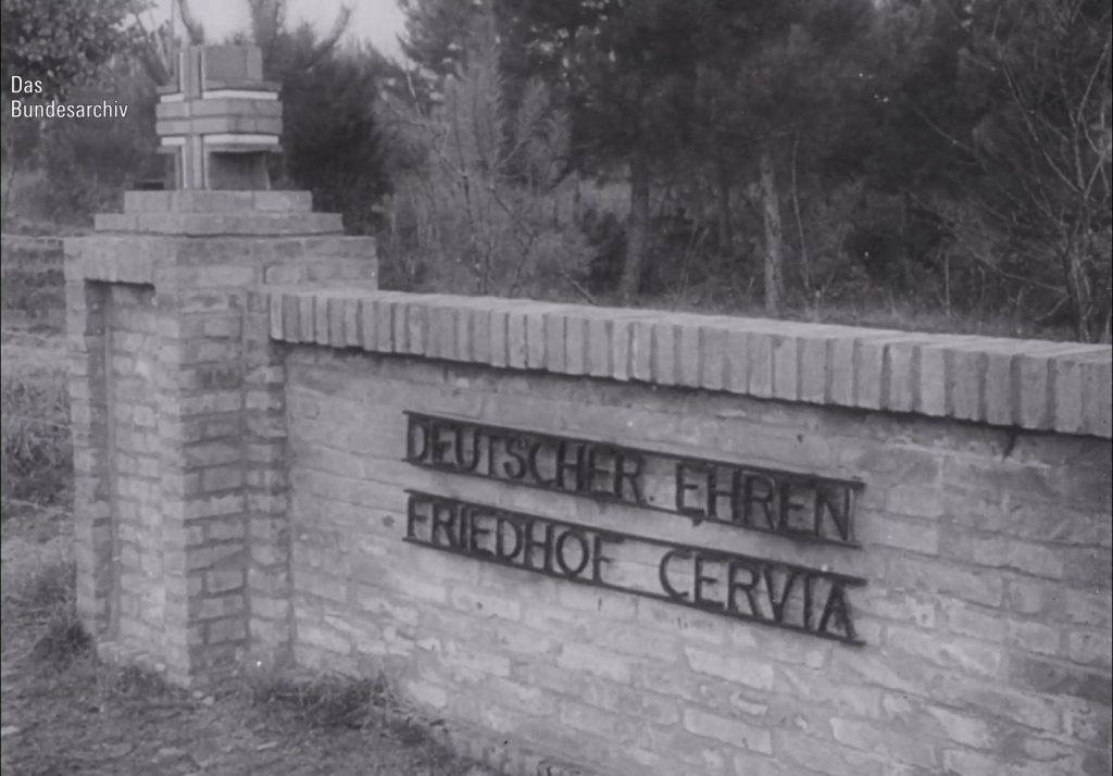 La scritta di fianco all'ingresso del cimitero: Deutscher Ehrenfriedhof Cervia - Cimitero di guerra tedesco di Cervia