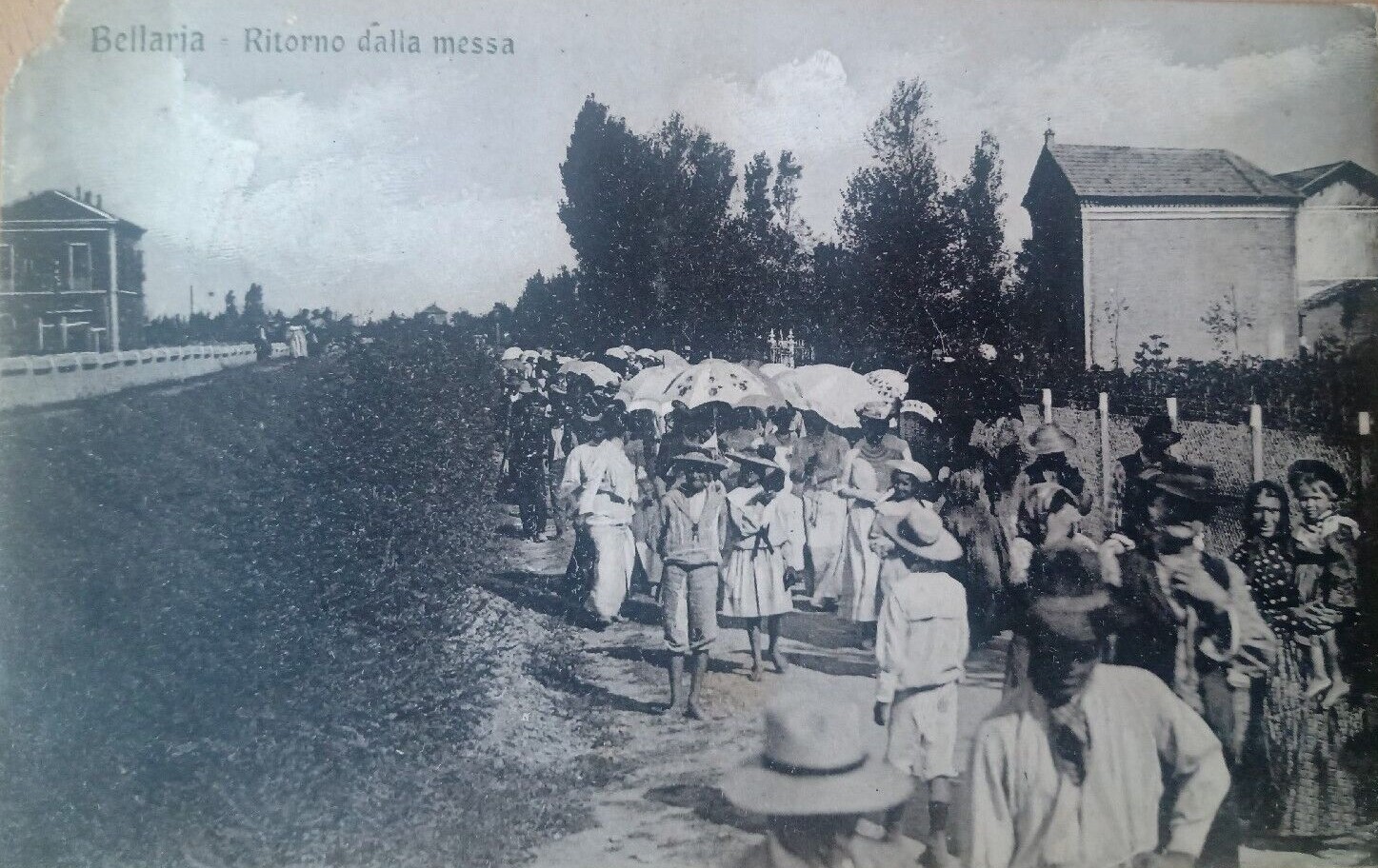 A destra la piccola chiesa, a sinistra la stazione di Bellaria