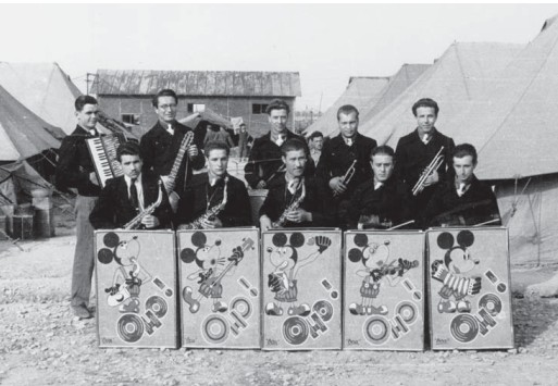 L'orchestra Jazz "OHO", composta da prigionieri ucraini, tra le tende dell'Enklave - 2 maggio 1946.