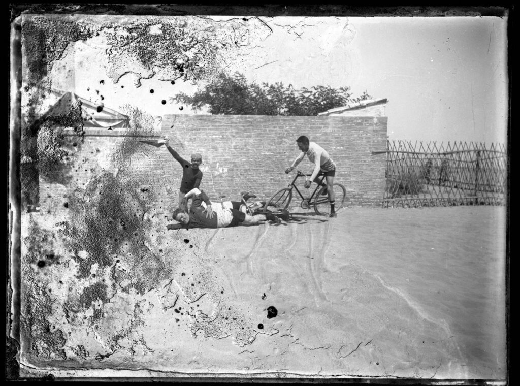 Ciclisti sulla spiaggia di Bellaria nel 1890, foto di Olindo Guerrini