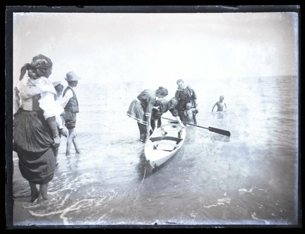 bagnanti e una canoa sulla spiaggia di Bellaria nel 1890, foto di Olindo Guerrini