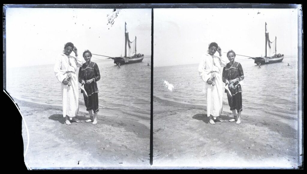 Bagnanti e una barca sulla spiaggia di Bellaria nel 1890, foto di Olindo Guerrini