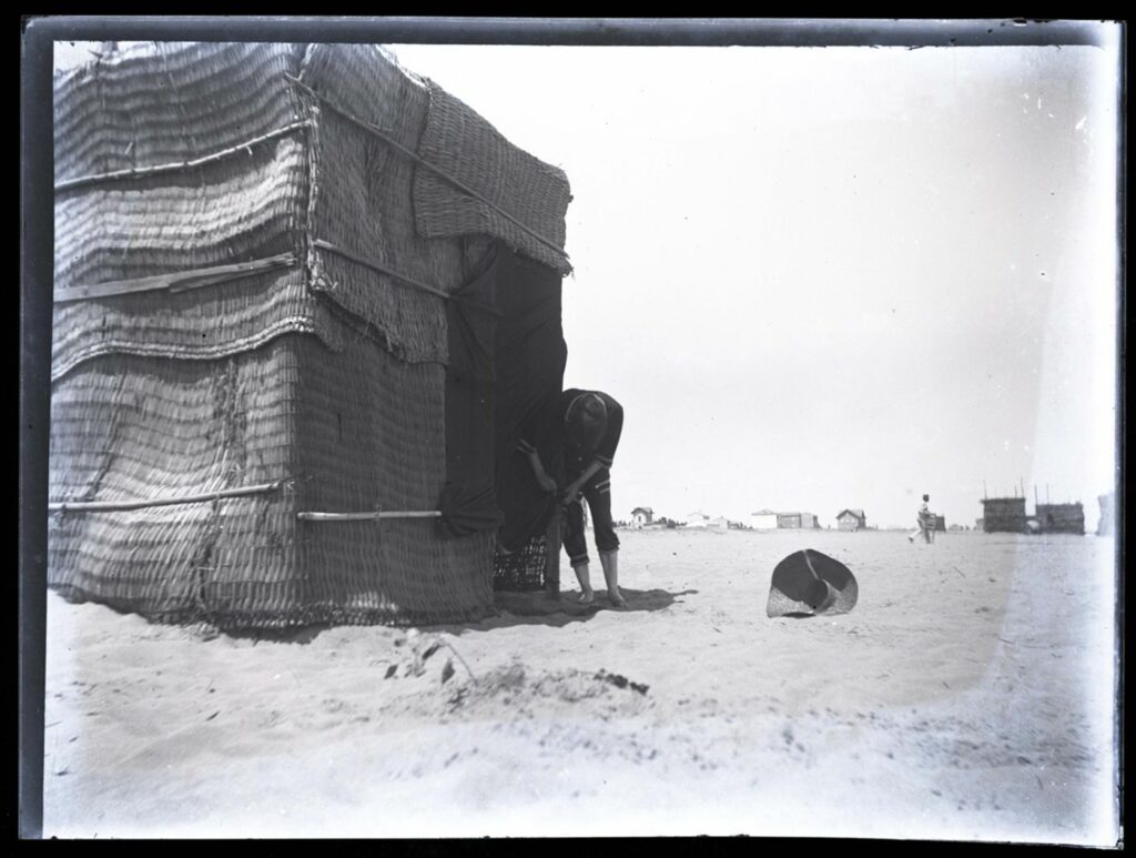 un capanno sulla spiaggia di Bellaria nel 1890, foto di Olindo Guerrini