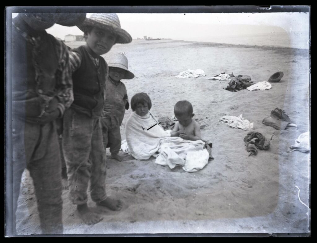 bambini sulla spiaggia di Bellaria nel 1890, foto di Olindo Guerrini