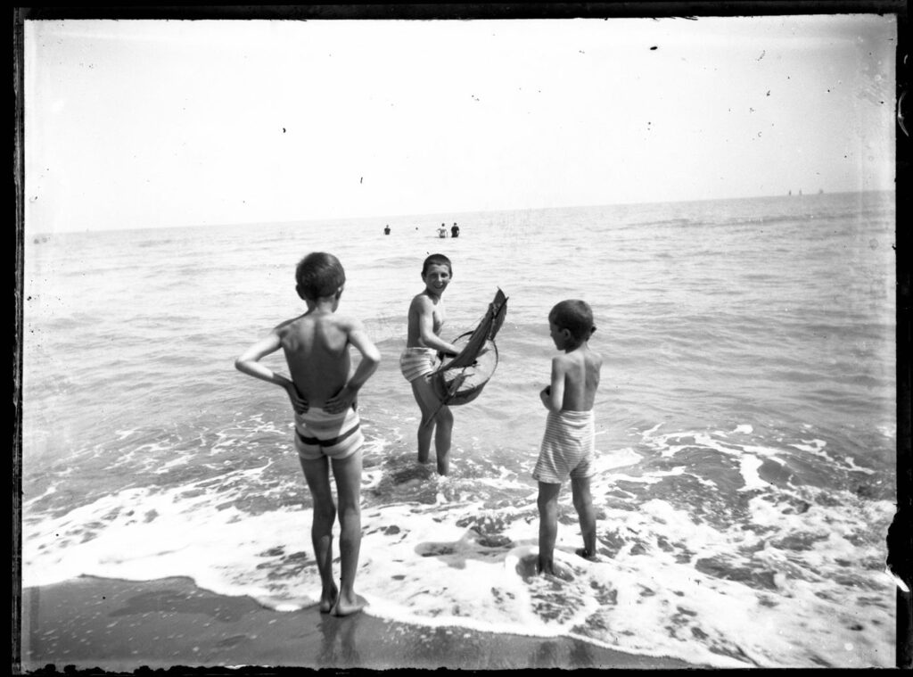 bambini in acqua sulla spiaggia di Bellaria nel 1890, foto di Olindo Guerrini