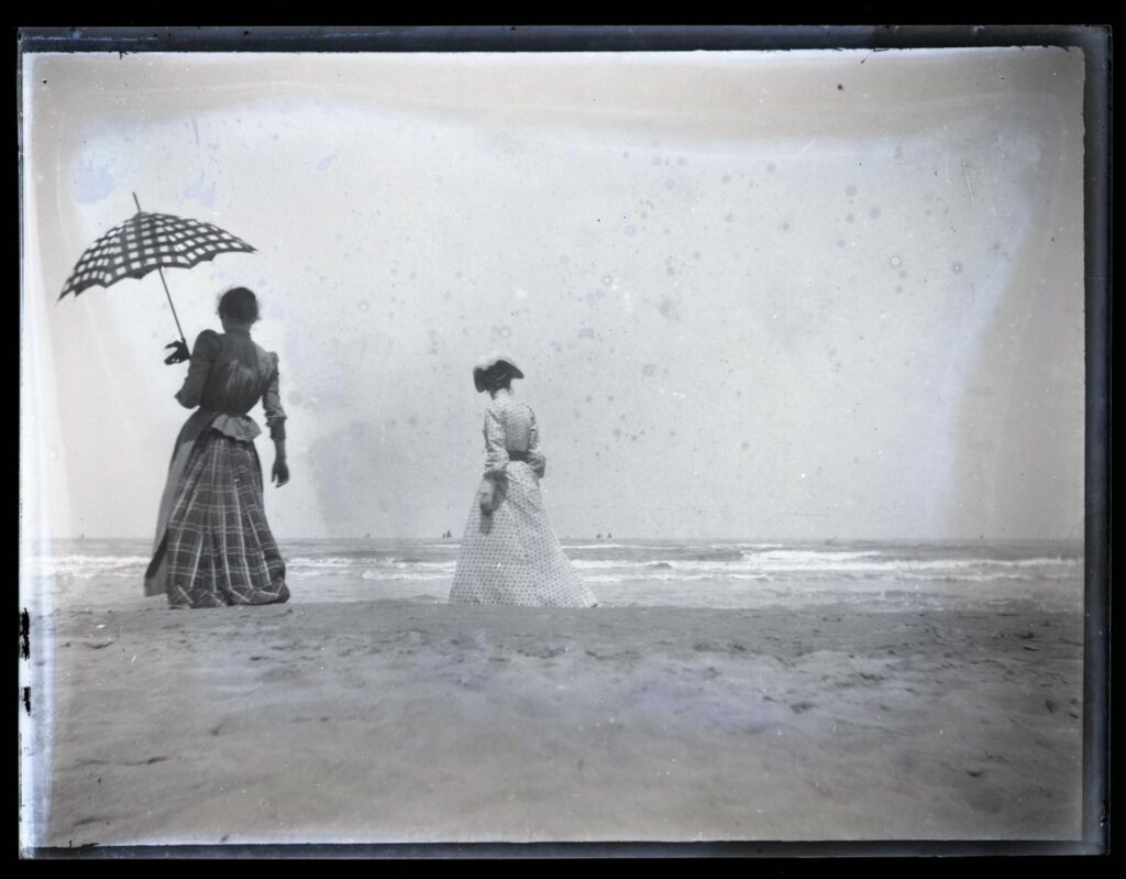 due donne in riva al mare sulla spiaggia di Bellaria nel 1890, foto di Olindo Guerrini