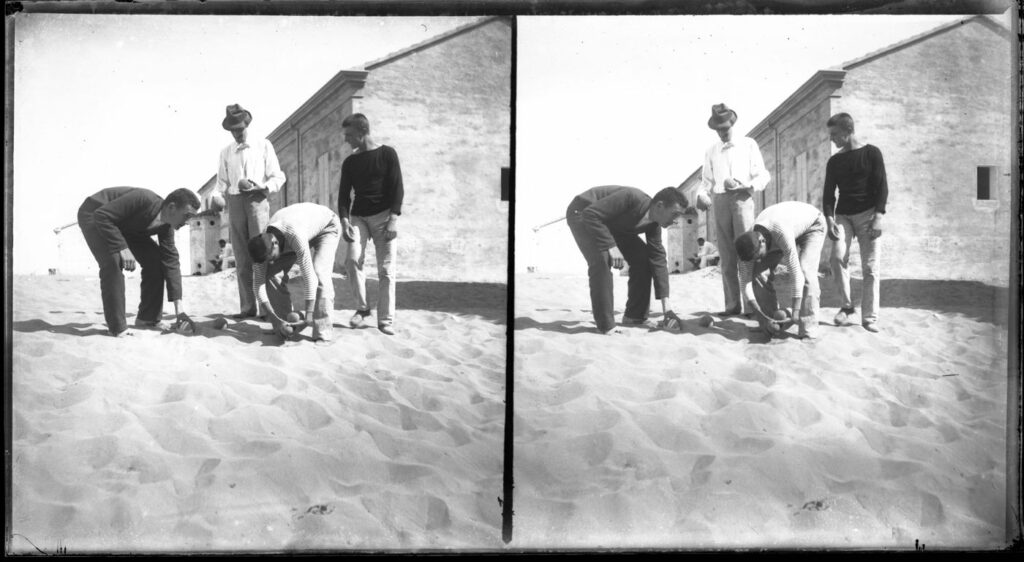 Si gioca a bocce sulla spiaggia di Bellaria nel 1890, foto di Olindo Guerrini