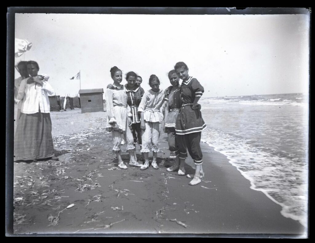 bagnanti sulla spiaggia di Bellaria nel 1890, foto di Olindo Guerrini