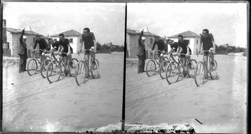 ciclisti sulla spiaggia di Bellaria nel 1890, foto di Olindo Guerrini