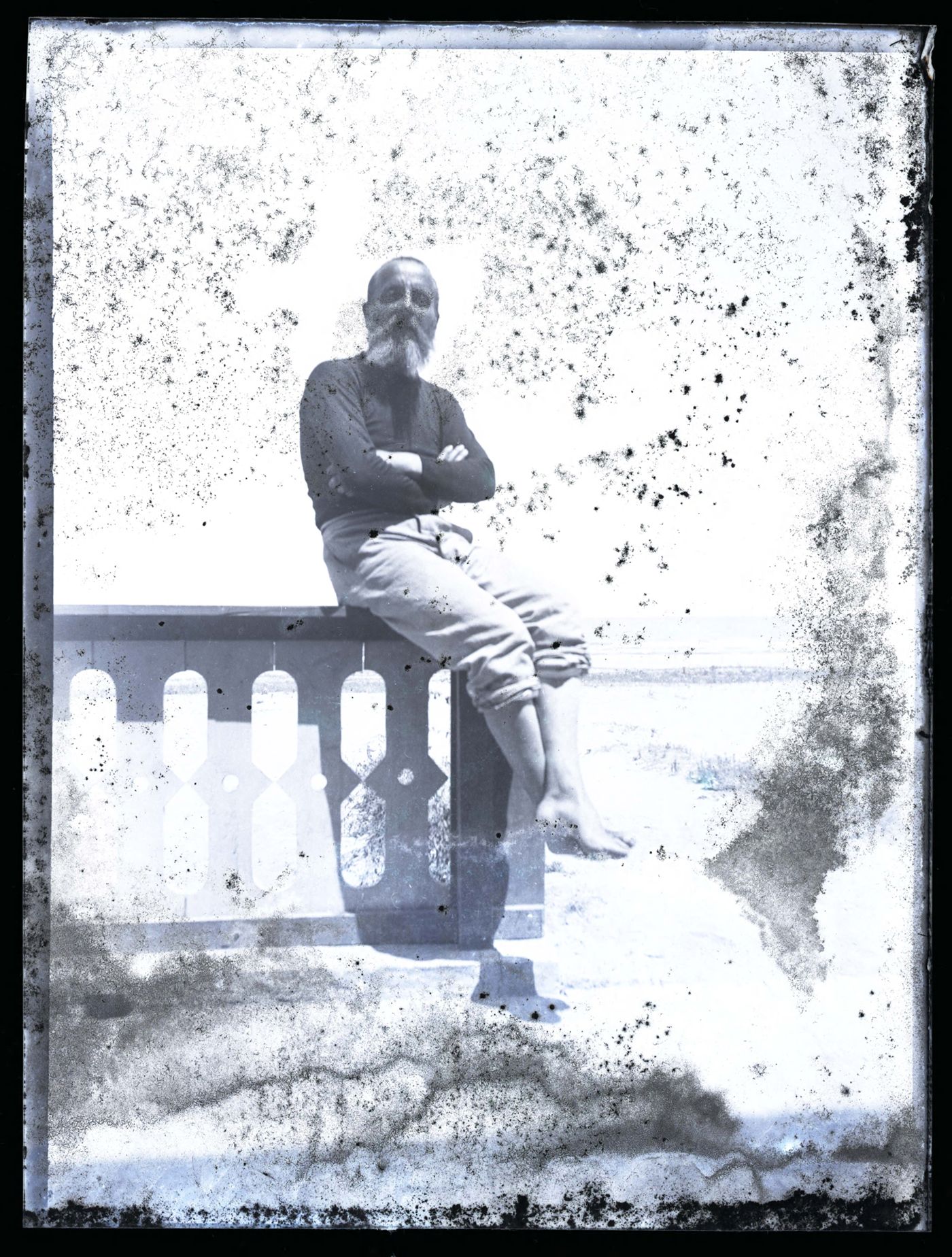 Olindo Guerrini in posa sulla staccionata del villino in riva al mare