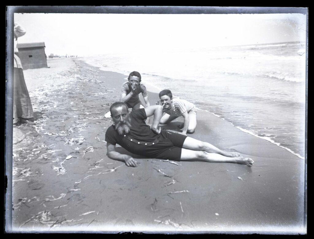 Olindo Guerrini sulla spiaggia di Bellaria nel 1890, foto di Olindo Guerrini