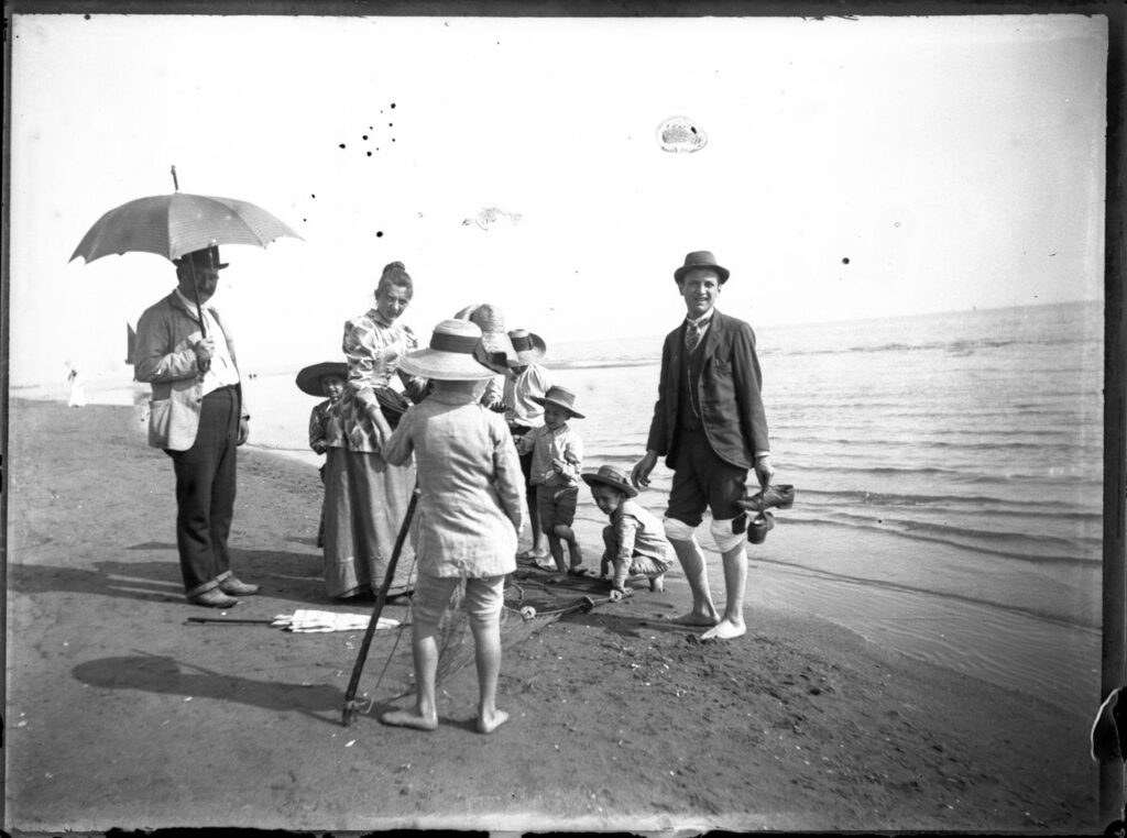 bagnanti sulla spiaggia di Bellaria nel 1890, foto di Olindo Guerrini