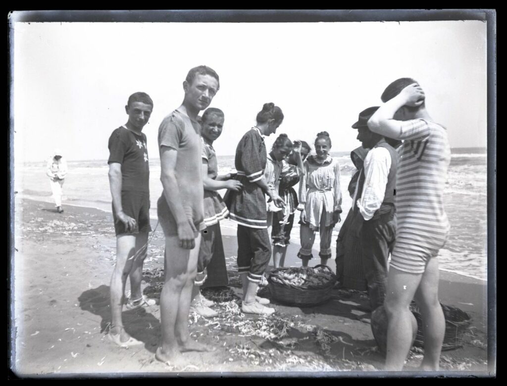pescatore e turisti sulla spiaggia di Bellaria nel 1890, foto di Olindo Guerrini