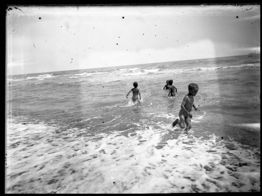 bambini in acqua sulla spiaggia di Bellaria nel 1890, foto di Olindo Guerrini