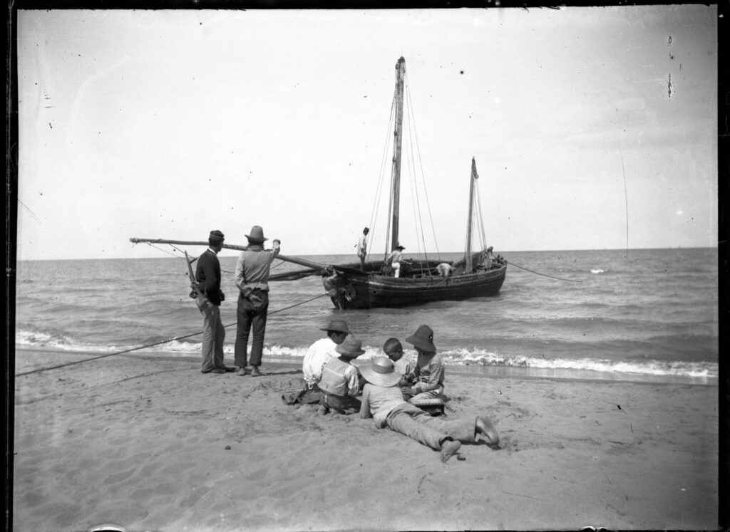 una barca sulla spiaggia di Bellaria nel 1890, foto di Olindo Guerrini