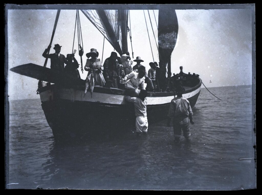 una barca sulla spiaggia di Bellaria nel 1890, foto di Olindo Guerrini