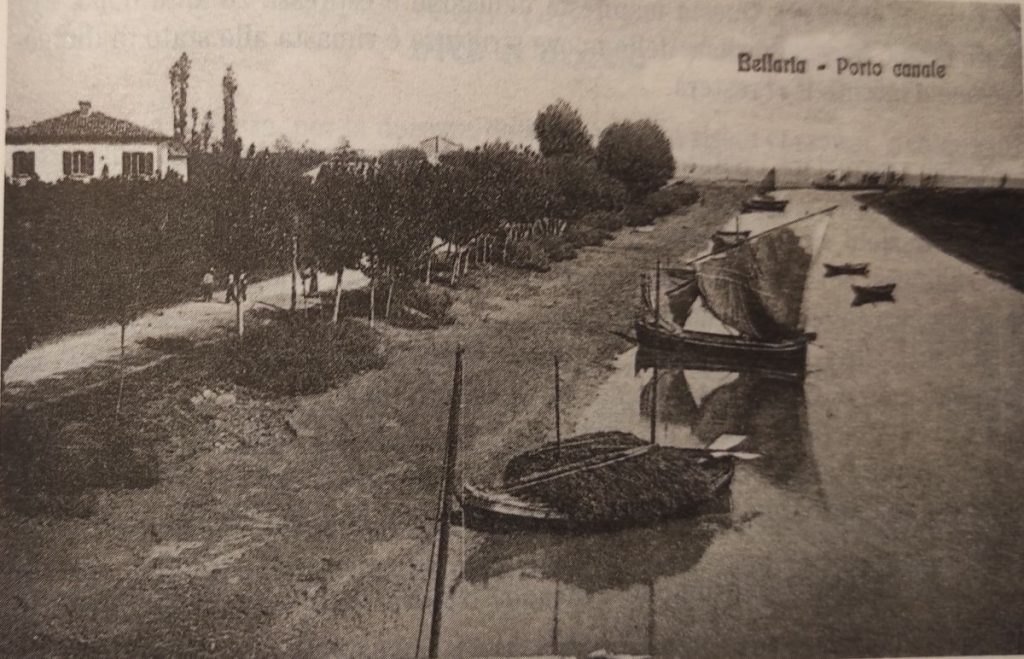 Primi anni del Novecento. A sinistra l'attuale via Rubicone; la foce del fiume Uso era allora orientata verso destra.