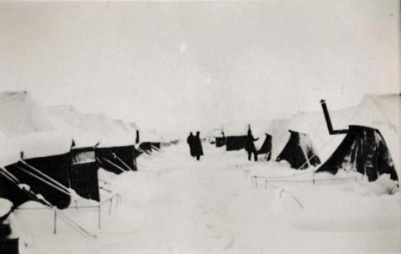 il campo di Rimini coperto da una fitta nevicata, gennaio 1946 - (Enklave Rimini Bellaria 1945-1947)