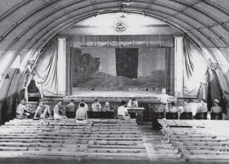 Interno del teatro del campo dell'Enklave Rimini-Bellaria