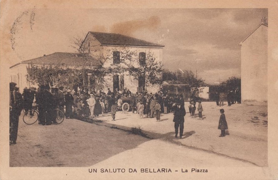 La piazza di Bellaria con automobile, 1900-1906 circa.