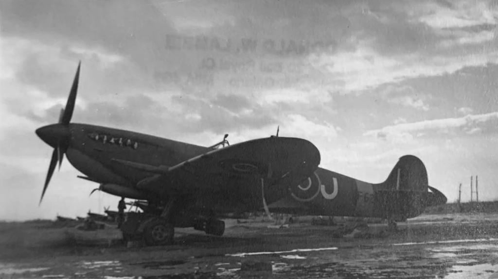 Un Supermarine Spitfire Mk VIII, JF627 all'aeroporto militare di Igea Marina - Collezione Donald Lambie