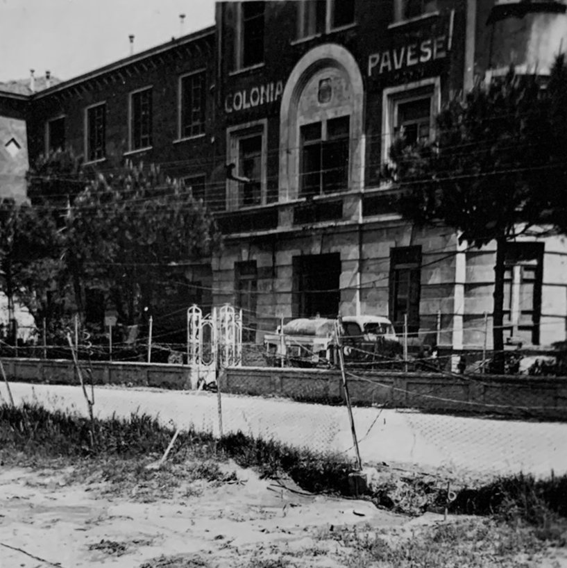 La colonia Pavese adiacente all'aeroporto militare. Ospitava il quartier generale e la mensa degli ufficiali, conosciuta come "Windsor Club" - Collezione Donald Lambie
