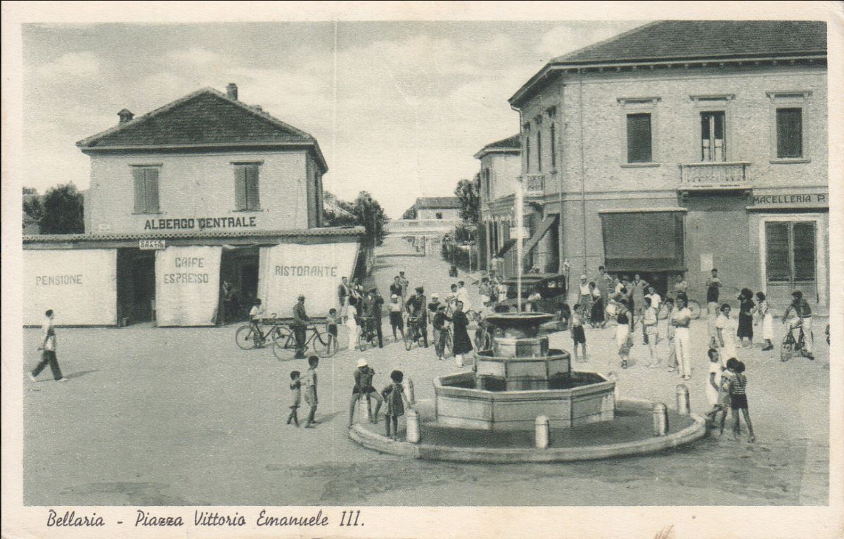 Bellaria, piazza Vittorio Emanuele III con la fontana