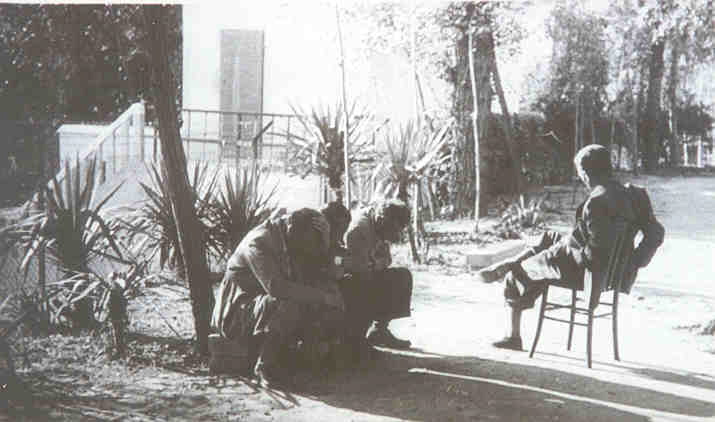 Foto scattata da Leopold Studeny, forse a Bellaria. Da sinistra: Ziga Neumann, Ezio Giorgetti, Joseph Konforti, e (sulla sedia) Hugo Schwartz (circa 1943)