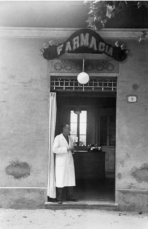 Il dottor Giuseppe Olivi a Bellaria, davanti alla sua farmacia in viale Pascoli nel 1941-42 (Collezione Laura Olivi)