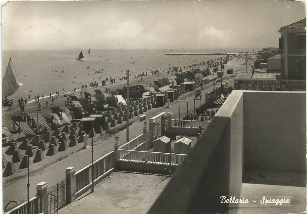 I blocchi antisbarco costruiti dai tedeschi sulla spiaggia, fine anni '40 di fronte all'albergo Savoia