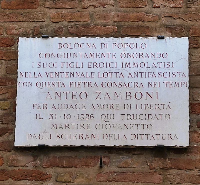 La lapide in memoria di Anteo Zamboni in Piazza del Nettuno a Bologna
