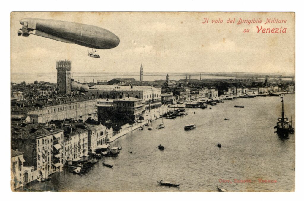 Cartolina con l'immagine del dirigibile N.2 che sorvola Venezia