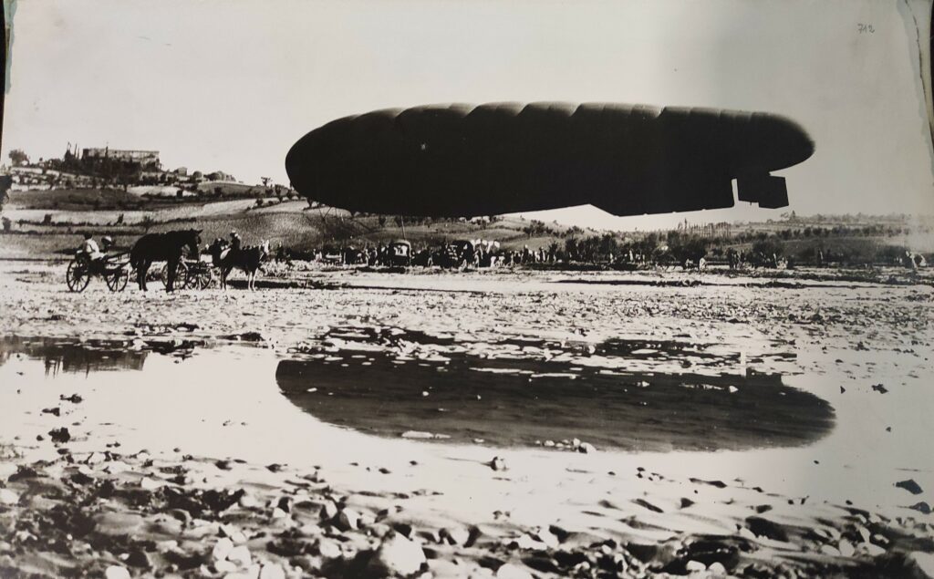 Questa fotografia ha permesso di determinare la zona di atterraggio del dirigibile: sullo sfondo, a sinistra, l'imponente sagoma di Palazzo Marcosanti: siamo in località Camerano a Poggio Berni
