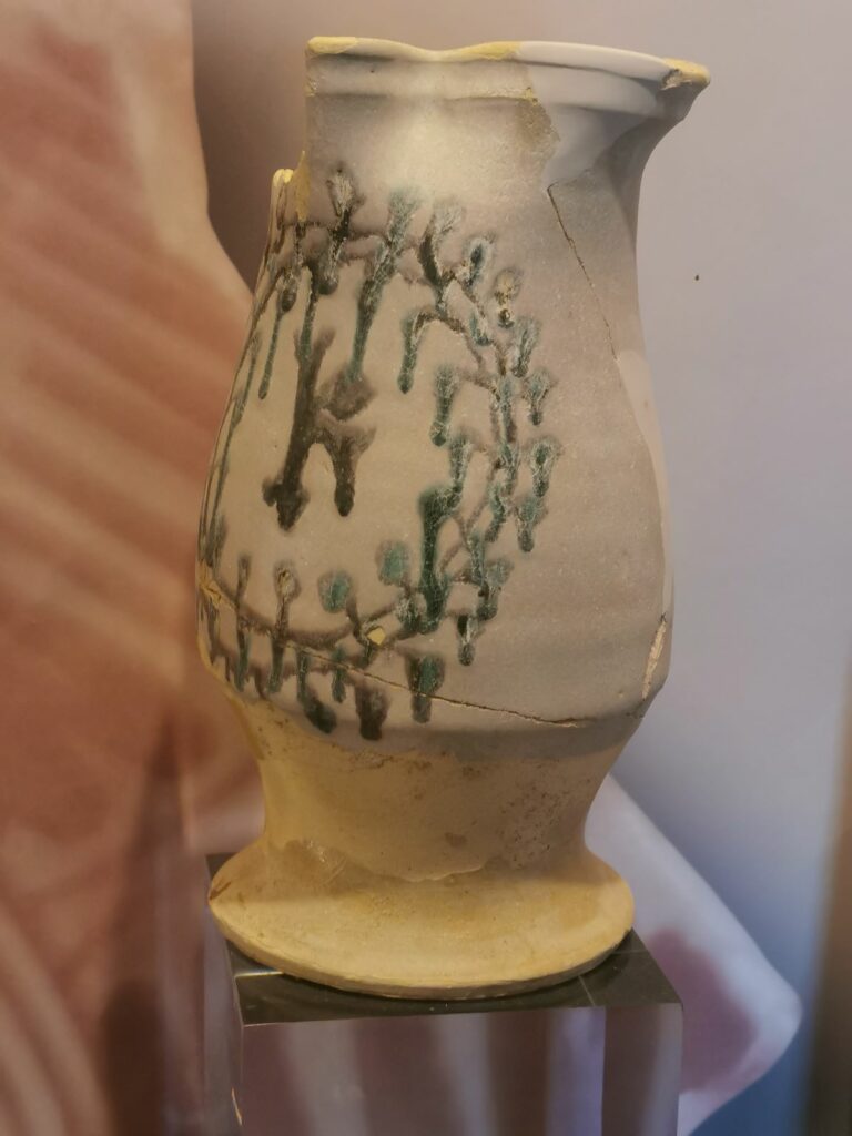 Il vaso malatestiano ritrovato al castello di Bellaria conservato al museo Renzi di San Giovanni in Galilea (foto di Sabrina Foschini)