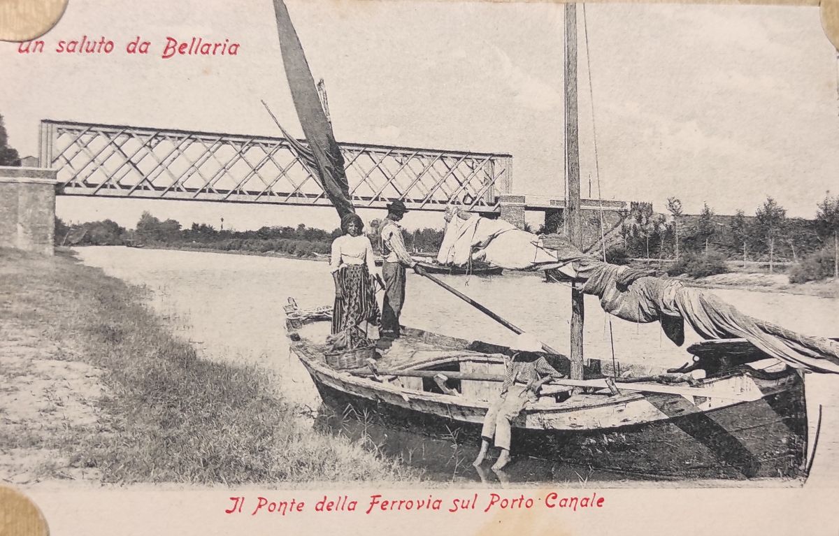 ponte ferrovia e porto canale Bellaria- barca con famiglia - Fondo Piancastelli, Biblioteca C.A. Saffi, Forlì  